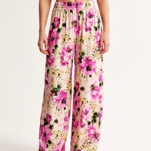 A&F crinkle textured pull on pant